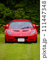 山の中の赤いスポーツカー 111447348