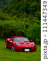 山の中の赤いスポーツカー 111447349