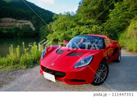 山の中の赤いスポーツカー 111447351