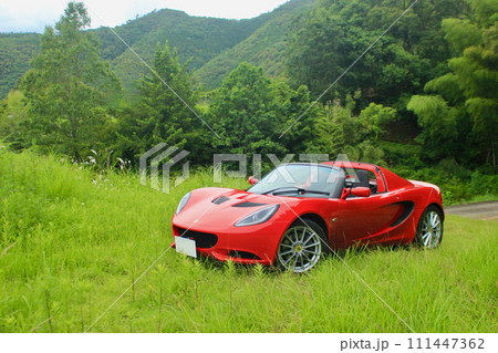 山の中の赤いスポーツカー 111447362