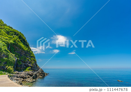 石川県　輪島市　旅行　垂水の滝　自然　夏　湾内　海　空　海岸　観光　宿泊　日本海　北陸 111447678