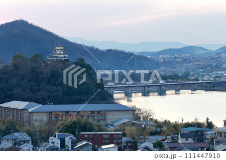 夕暮れ時の犬山の景色(犬山城 愛知県 犬山市) 夕暮れ時の犬山の景色(犬山城 愛知県 犬山市) 111447910