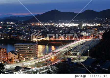 犬山と各務原の夜景(犬山橋、ツインブリッジ 愛知県 犬山市) 犬山と各務原の夜景(犬山橋、ツインブリッジ 愛知県 犬山市) 111447916