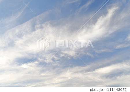 薄っすらと空にかかる雲（背景素材） 111448075