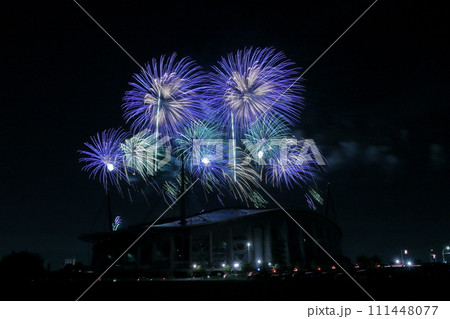 夏の夜空に舞い上がる花火の華麗なる輝き(豊田おいでんまつり 豊田スタジアム 愛知県 豊田市) 夏の夜空に舞い上がる花火の華麗なる輝き(豊田おいでんまつり 豊田スタジアム 愛知県 豊田市) 111448077