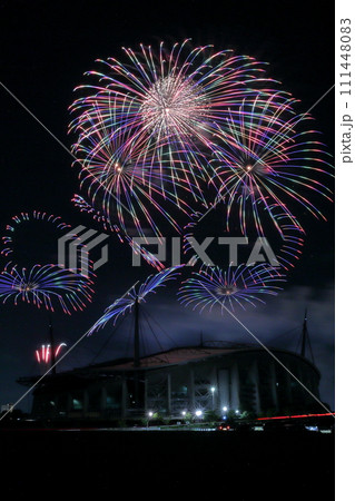 夏の夜を彩る 花火の美しき瞬間（豊田おいでんまつり　豊田スタジアム　愛知県 豊田市） 111448083