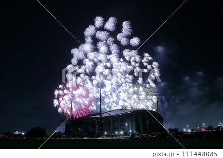 夏の夜を彩る 花火の美しき瞬間（豊田おいでんまつり　豊田スタジアム　愛知県 豊田市） 111448085