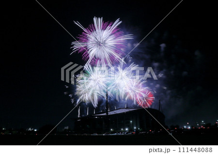 夏の夜を彩る 花火の美しき瞬間(豊田おいでんまつり 豊田スタジアム 愛知県 豊田市) 夏の夜を彩る 花火の美しき瞬間(豊田おいでんまつり 豊田スタジアム 愛知県 豊田市) 111448088