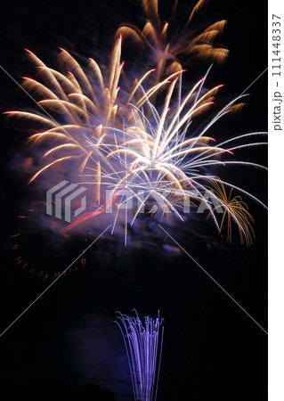 花火の美しさに酔いしれる 111448337