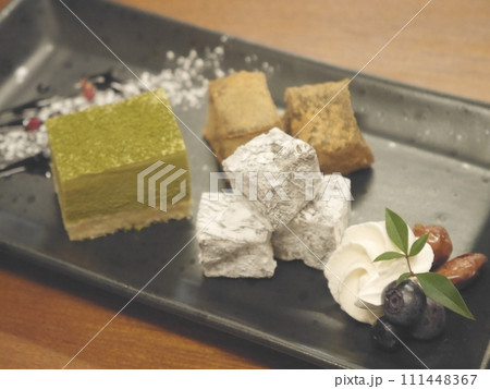 お皿に盛り付けられた和スイーツ お皿に盛り付けられた和スイーツ 111448367