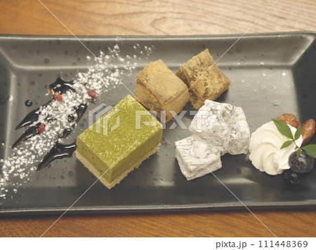 お皿に盛り付けられた和スイーツ お皿に盛り付けられた和スイーツ 111448369