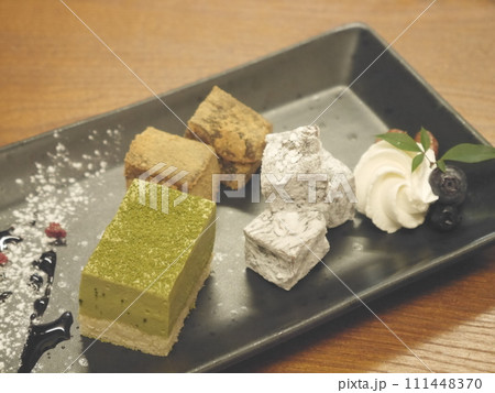 お皿に盛り付けられた和スイーツ お皿に盛り付けられた和スイーツ 111448370