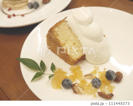 お皿に盛り付けられたシフォンケーキ お皿に盛り付けられたシフォンケーキ 111448373