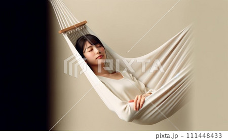 ハンモックでお昼寝 ハンモックでお昼寝 111448433