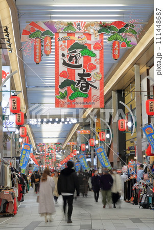 お正月の飾り付けがされた商店街（大須商店街、万松寺通　名古屋市 中区） 111448687