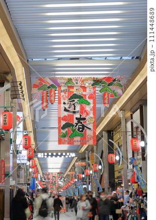 お正月の飾り付けがされた商店街（大須商店街、万松寺通　名古屋市 中区） 111448689