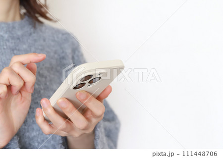 スマホを使う女性の手元 スマホを使う女性の手元 111448706