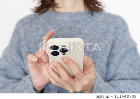 スマホを使う女性の手元 111448709