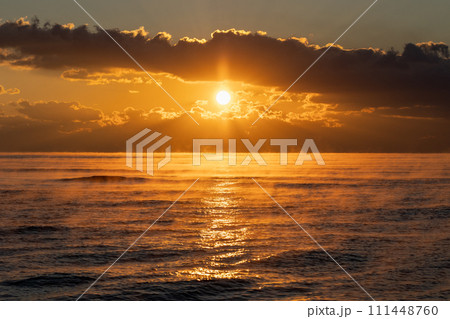 海から昇る朝日 111448760