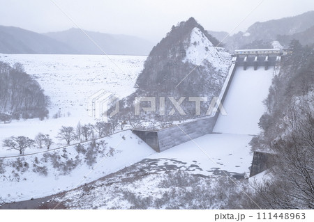 冬のダム湖（御岳湖　長野県 木曽町） 111448963