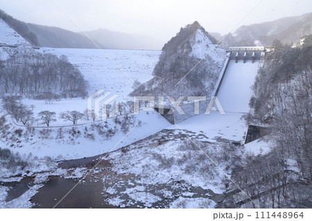 冬のダム湖（御岳湖　長野県 木曽町） 111448964