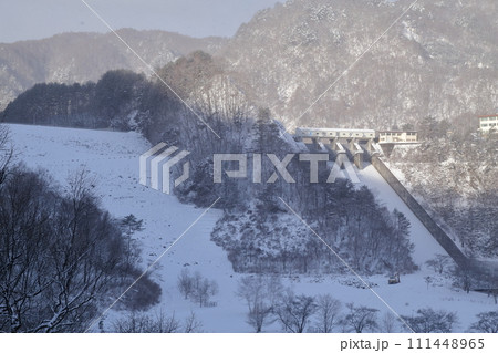 冬のダム湖（御岳湖　長野県 木曽町） 111448965