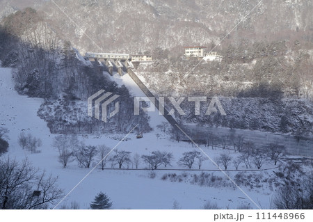 冬のダム湖（御岳湖　長野県 木曽町） 111448966