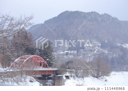 雪が積もった赤い橋（御岳湖、牧尾ダム　長野県 木曽町） 111448968