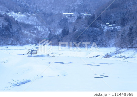 冬のダム湖(御岳湖 長野県 木曽町) 冬のダム湖(御岳湖 長野県 木曽町) 111448969