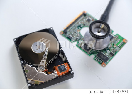 故障した家電品のイメージ(HDD、聴診器) 故障した家電品のイメージ(HDD、聴診器) 111448971