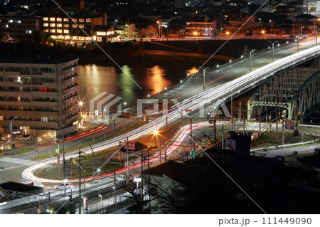 犬山の夜景、車の軌跡(犬山橋、ツインブリッジ 愛知県 犬山市) 犬山の夜景、車の軌跡(犬山橋、ツインブリッジ 愛知県 犬山市) 111449090