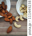 アーモンドとカシューナッツ 111449238