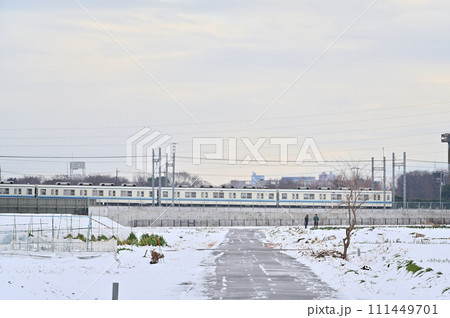 大雪のさいたま市の風景　東武野田線　埼玉県（さいたま新都心、大宮、大和田、方面の風景） 111449701