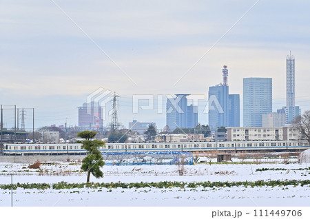大雪のさいたま市の風景 東武野田線 埼玉県(さいたま新都心、大宮、大和田、方面の風景) 大雪のさいたま市の風景 東武野田線 埼玉県(さいたま新都心、大宮、大和田、方面の風景) 111449706