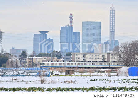 大雪のさいたま市の風景　東武野田線　埼玉県（さいたま新都心、大宮、大和田、方面の風景） 111449707