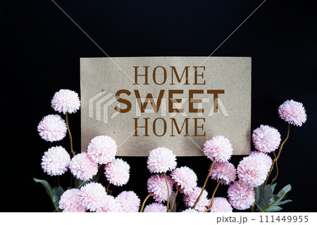 Home sweet Home text message with flower decoration on wooden background 111449955