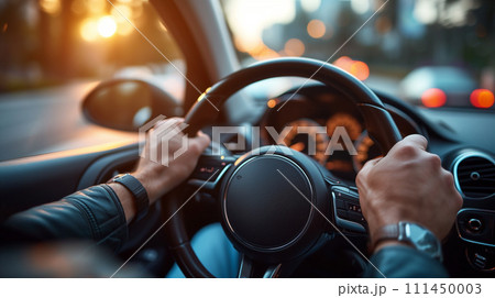 車を運転する男性ビジネスマン 車を運転する男性ビジネスマン 111450003