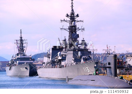 広島県呉市のアレイからすこじまから見える海上自衛隊の護衛艦と潜水艦 広島県呉市のアレイからすこじまから見える海上自衛隊の護衛艦と潜水艦 111450932