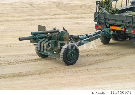 牽引される陸上自衛隊の榴弾砲 牽引される陸上自衛隊の榴弾砲 111450975