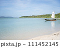 白い砂浜とヨット 111452145