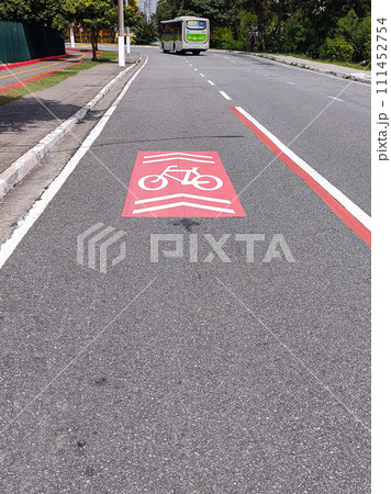 Painting of a red cycle lane exclusively for bicycles, in an urban center. 111452754