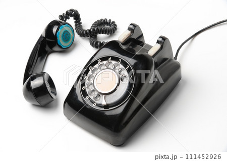 懐かしいアナログ式の黒電話 111452926