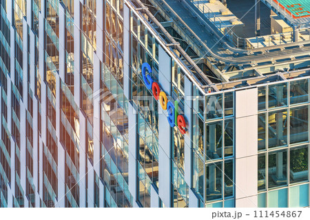 [国内] Google社超高層ビルのガラス張りのファサードで飾ってあるロゴの鳥瞰図。 111454867