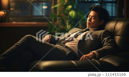 ソファで寝てしまうアジア人男性 111455109