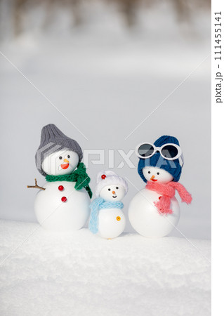 白い雪原と雪だるまファミリー 白い雪原と雪だるまファミリー 111455141