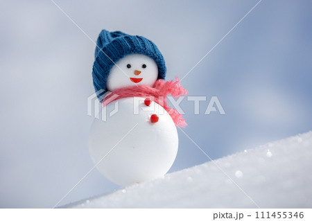 雪の斜面と雪だるま 111455346