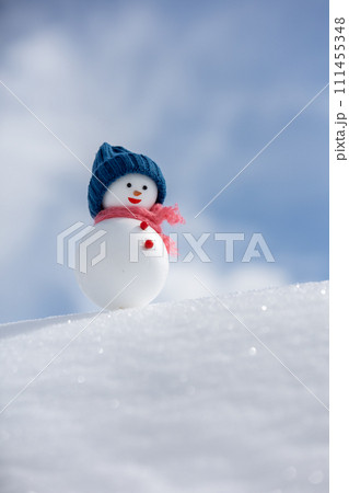 雪の斜面と雪だるま 雪の斜面と雪だるま 111455348