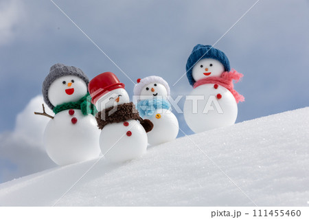 雪の斜面と雪だるまのファミリー 雪の斜面と雪だるまのファミリー 111455460
