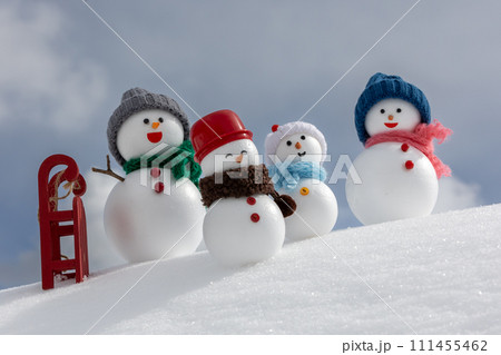 雪の斜面と雪だるまのファミリー 雪の斜面と雪だるまのファミリー 111455462