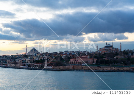 イスタンブール　海側からのアヤソフィアとスルタンアフメトモスク 111455559